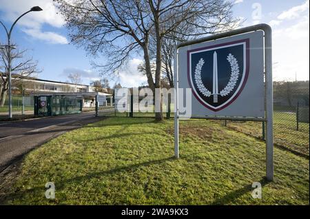 Calw, Deutschland. Dezember 2023. Ein Schild vor der Graf Zeppelin-Kaserne, in der das Sonderkommando (KSK) der Bundeswehr stationiert ist, zeigt das KSK-Abzeichen. Mit dem neuen Rekrutierungstest reagiert das Spezialeinsatzkommando auf sich ändernde Anforderungen und berücksichtigt operative Erfahrungen. Quelle: Marijan Murat/dpa/Alamy Live News Stockfoto