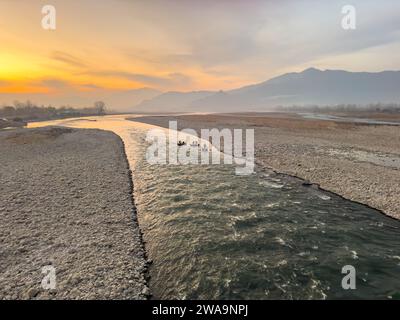 Wunderschöner Blick auf die Landschaft eines Fischers, der in einem aufblasbaren Boot segelt, das aus den Reifenschläuchen eines Autos im Fluss SWAT in der Abenddämmerung hergestellt wurde. Stockfoto