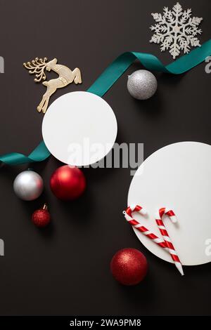 Weiße Podeste in runder Form, mit roten und glitschigen Kugeln angeordnet. Ein Rentier, Schneeflocken und Zuckerrohr. Schöne Geschenke sind Teil und Par Stockfoto