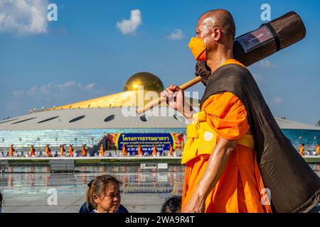 Bangkok, Thailand. Januar 2024. Ein Mönch, der 2024 während der Dhammayatra-Pilgerfahrt gesehen wurde. Die Dhammayatra-Pilgerfahrt 2024 fand am 2. Januar 2024 im Wat Dhammakaya in der Nähe von Bangkok statt, in Hommage an den Großen Meister Sodh Cantasaro, Schöpfer der Dhammakaya-Meditationstechnik, die heute weltweit Anhänger hat. (Foto: Tim Russell/SOPA Images/SIPA USA) Credit: SIPA USA/Alamy Live News Stockfoto