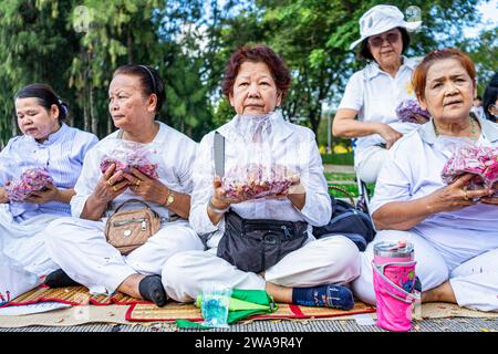 Bangkok, Thailand. Januar 2024. Gläubige warten darauf, Mönchen während der Dhammayatra-Pilgerfahrt 2024 Blumen zu schenken. Die Dhammayatra-Pilgerfahrt 2024 fand am 2. Januar 2024 im Wat Dhammakaya in der Nähe von Bangkok statt, in Hommage an den Großen Meister Sodh Cantasaro, Schöpfer der Dhammakaya-Meditationstechnik, die heute weltweit Anhänger hat. (Foto: Tim Russell/SOPA Images/SIPA USA) Credit: SIPA USA/Alamy Live News Stockfoto