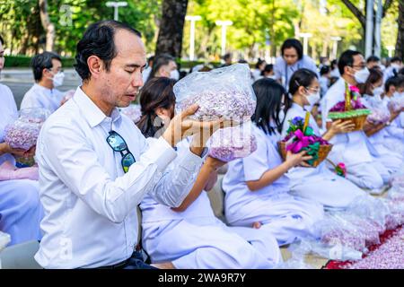 Bangkok, Thailand. Januar 2024. Gläubige warten darauf, Mönchen während der Dhammayatra-Pilgerfahrt 2024 Blumen zu schenken. Die Dhammayatra-Pilgerfahrt 2024 fand am 2. Januar 2024 im Wat Dhammakaya in der Nähe von Bangkok statt, in Hommage an den Großen Meister Sodh Cantasaro, Schöpfer der Dhammakaya-Meditationstechnik, die heute weltweit Anhänger hat. (Foto: Tim Russell/SOPA Images/SIPA USA) Credit: SIPA USA/Alamy Live News Stockfoto