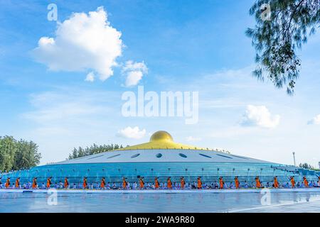 Bangkok, Thailand. Januar 2024. Mönche gehen während der Dhammayatra-Pilgerfahrt 2024 am Gebetssaal vorbei. Die Dhammayatra-Pilgerfahrt 2024 fand am 2. Januar 2024 im Wat Dhammakaya in der Nähe von Bangkok statt, in Hommage an den Großen Meister Sodh Cantasaro, Schöpfer der Dhammakaya-Meditationstechnik, die heute weltweit Anhänger hat. (Foto: Tim Russell/SOPA Images/SIPA USA) Credit: SIPA USA/Alamy Live News Stockfoto
