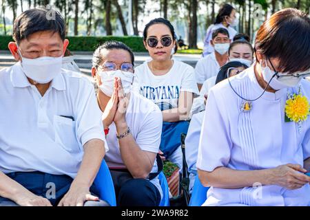 Bangkok, Thailand. Januar 2024. Gläubige warten darauf, Mönchen während der Dhammayatra-Pilgerfahrt 2024 Blumen zu schenken. Die Dhammayatra-Pilgerfahrt 2024 fand am 2. Januar 2024 im Wat Dhammakaya in der Nähe von Bangkok statt, in Hommage an den Großen Meister Sodh Cantasaro, Schöpfer der Dhammakaya-Meditationstechnik, die heute weltweit Anhänger hat. (Foto: Tim Russell/SOPA Images/SIPA USA) Credit: SIPA USA/Alamy Live News Stockfoto