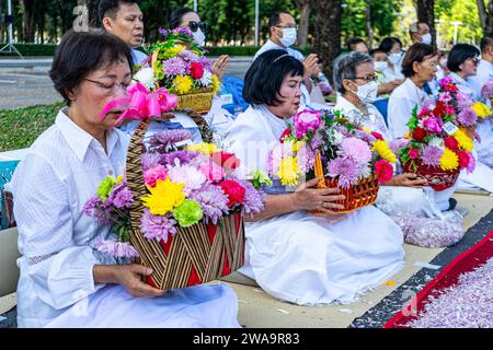 Bangkok, Thailand. Januar 2024. Gläubige warten darauf, Mönchen während der Dhammayatra-Pilgerfahrt 2024 Blumen zu schenken. Die Dhammayatra-Pilgerfahrt 2024 fand am 2. Januar 2024 im Wat Dhammakaya in der Nähe von Bangkok statt, in Hommage an den Großen Meister Sodh Cantasaro, Schöpfer der Dhammakaya-Meditationstechnik, die heute weltweit Anhänger hat. (Foto: Tim Russell/SOPA Images/SIPA USA) Credit: SIPA USA/Alamy Live News Stockfoto