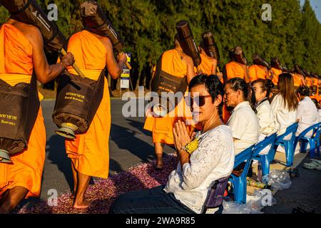 Bangkok, Thailand. Januar 2024. Mönche und Gläubige, die während der Dhammayatra-Pilgerfahrt 2024 gesehen wurden. Die Dhammayatra-Pilgerfahrt 2024 fand am 2. Januar 2024 im Wat Dhammakaya in der Nähe von Bangkok statt, in Hommage an den Großen Meister Sodh Cantasaro, Schöpfer der Dhammakaya-Meditationstechnik, die heute weltweit Anhänger hat. (Foto: Tim Russell/SOPA Images/SIPA USA) Credit: SIPA USA/Alamy Live News Stockfoto