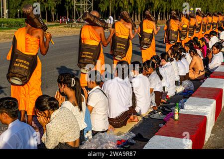 Bangkok, Thailand. Januar 2024. Mönche und Gläubige, die während der Dhammayatra-Pilgerfahrt 2024 gesehen wurden. Die Dhammayatra-Pilgerfahrt 2024 fand am 2. Januar 2024 im Wat Dhammakaya in der Nähe von Bangkok statt, in Hommage an den Großen Meister Sodh Cantasaro, Schöpfer der Dhammakaya-Meditationstechnik, die heute weltweit Anhänger hat. (Foto: Tim Russell/SOPA Images/SIPA USA) Credit: SIPA USA/Alamy Live News Stockfoto