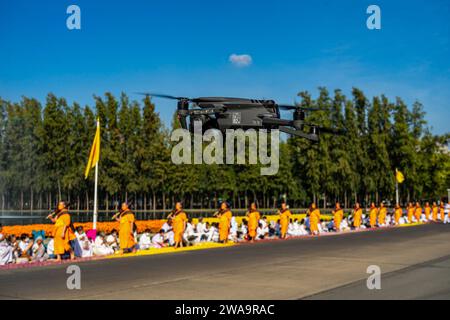 Bangkok, Thailand. Januar 2024. Eine Drohne filmt Mönche während der Dhammayatra-Pilgerfahrt 2024. Die Dhammayatra-Pilgerfahrt 2024 fand am 2. Januar 2024 im Wat Dhammakaya in der Nähe von Bangkok statt, in Hommage an den Großen Meister Sodh Cantasaro, Schöpfer der Dhammakaya-Meditationstechnik, die heute weltweit Anhänger hat. Quelle: SOPA Images Limited/Alamy Live News Stockfoto