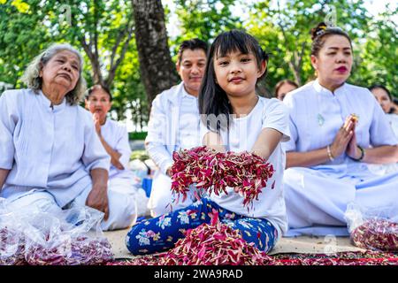 Bangkok, Thailand. Januar 2024. Gläubige warten darauf, Mönchen während der Dhammayatra-Pilgerfahrt 2024 Blumen zu schenken. Die Dhammayatra-Pilgerfahrt 2024 fand am 2. Januar 2024 im Wat Dhammakaya in der Nähe von Bangkok statt, in Hommage an den Großen Meister Sodh Cantasaro, Schöpfer der Dhammakaya-Meditationstechnik, die heute weltweit Anhänger hat. Quelle: SOPA Images Limited/Alamy Live News Stockfoto