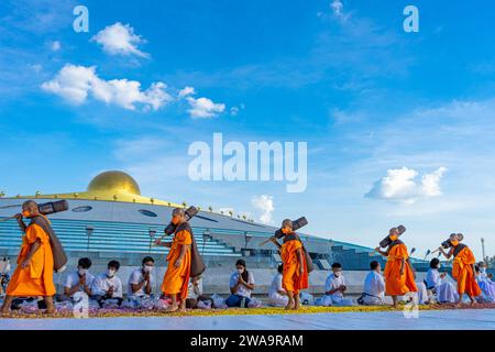 Bangkok, Thailand. Januar 2024. Mönche gehen während der Dhammayatra-Pilgerfahrt 2024 am Gebetssaal vorbei. Die Dhammayatra-Pilgerfahrt 2024 fand am 2. Januar 2024 im Wat Dhammakaya in der Nähe von Bangkok statt, in Hommage an den Großen Meister Sodh Cantasaro, Schöpfer der Dhammakaya-Meditationstechnik, die heute weltweit Anhänger hat. Quelle: SOPA Images Limited/Alamy Live News Stockfoto