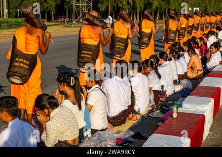 Bangkok, Thailand. Januar 2024. Mönche und Gläubige, die während der Dhammayatra-Pilgerfahrt 2024 gesehen wurden. Die Dhammayatra-Pilgerfahrt 2024 fand am 2. Januar 2024 im Wat Dhammakaya in der Nähe von Bangkok statt, in Hommage an den Großen Meister Sodh Cantasaro, Schöpfer der Dhammakaya-Meditationstechnik, die heute weltweit Anhänger hat. Quelle: SOPA Images Limited/Alamy Live News Stockfoto