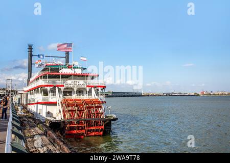 New Orleans, USA - 24. Oktober 2023: Steamboat City of New orleans am Pier am Mississippi River. Das Dampfschiff ist immer noch für Touristen in Betrieb Stockfoto