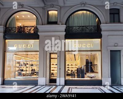 Turin, Italien. Dezember 2023. Ein Gucci Markengeschäft in Turin, Italien am 23. Dezember 2023. Foto: Laurent Coust/ABACAPRESS.COM Credit: Abaca Press/Alamy Live News Stockfoto