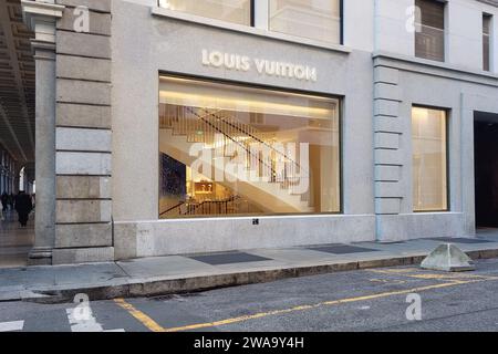 Turin, Italien. Dezember 2023. Eine Boutique der Marke Louis Vuitton in Turin, Italien am 23. Dezember 2023. Foto: Laurent Coust/ABACAPRESS.COM Credit: Abaca Press/Alamy Live News Stockfoto