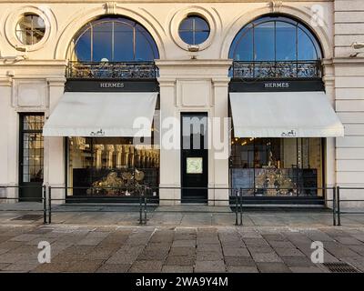 Turin, Italien. Dezember 2023. Ein Hermès Markengeschäft in Turin, Italien am 23. Dezember 2023. Foto: Laurent Coust/ABACAPRESS.COM Credit: Abaca Press/Alamy Live News Stockfoto