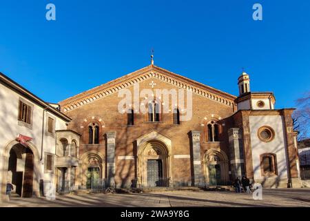 Mailand, Italien. Dezember 2023. Vorderansicht der Basilika Sant' Eustorgio in Mailand, Italien am 24. Dezember 2023. Foto: Laurent Coust/ABACAPRESS.COM Credit: Abaca Press/Alamy Live News Stockfoto