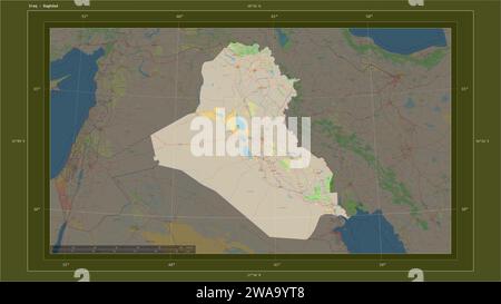 Der Irak wird auf einer topografischen Karte im OSM-Standardstil mit dem Hauptpunkt des Landes, kartographischem Raster, Entfernungsskala und Kartengrenzkoord hervorgehoben Stockfoto