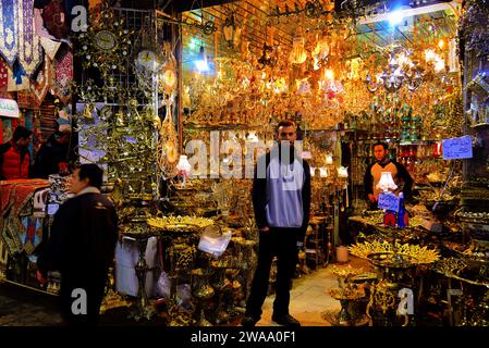 Cooler bärtiger Iran-Mann, der sich um seinen Laden auf dem Großen Basar in Teheran kümmert. Lagerhalter. Stockfoto