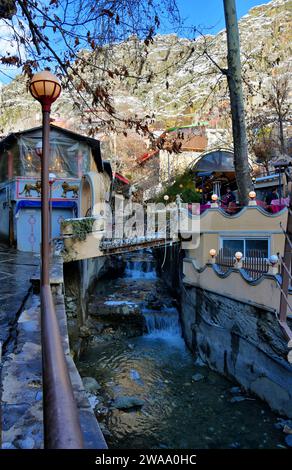 Teheran, Iran, Darband bedeutet „Tür des Berges“, ist früher ein Dorf in der Nähe von Tajrish, Shemiran mit Cafés und Restaurants. Stockfoto