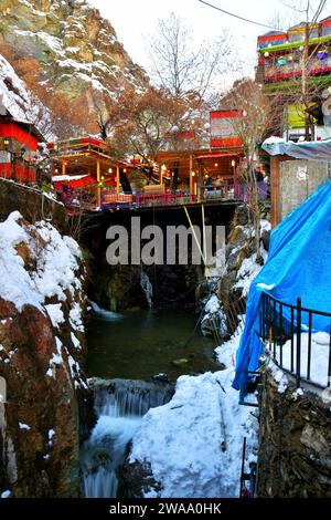 Teheran, Iran, Darband bedeutet „Tür des Berges“, ist früher ein Dorf in der Nähe von Tajrish, Shemiran mit Cafés und Restaurants. Stockfoto