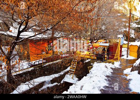 Teheran, Iran, Darband bedeutet „Tür des Berges“, ist früher ein Dorf in der Nähe von Tajrish, Shemiran mit Cafés und Restaurants. Stockfoto