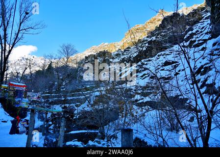 Darband ist der Beginn eines beliebten Wanderweges zum Berg Tochai, der über Teheran im Iran thront. In der Gegend gibt es viele Cafés und Restaurants. Stockfoto