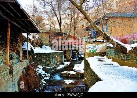 Teheran, Iran, Darband bedeutet „Tür des Berges“, ist früher ein Dorf in der Nähe von Tajrish, Shemiran mit Cafés und Restaurants. Stockfoto