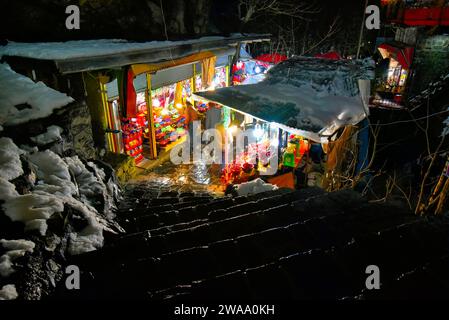 Teheran, Iran, Darband bedeutet „Tür des Berges“, ist früher ein Dorf in der Nähe von Tajrish, Shemiran mit Cafés und Restaurants. Stockfoto