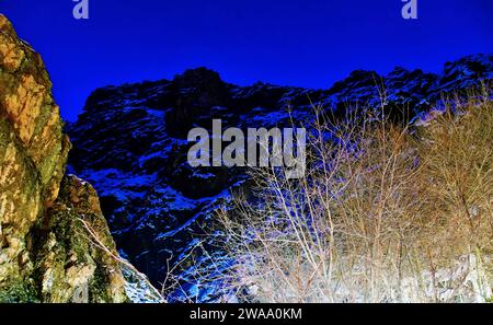 Darband ist der Beginn eines beliebten Wanderweges zum Berg Tochai, der über Teheran im Iran thront. In der Gegend gibt es viele Cafés und Restaurants. Stockfoto