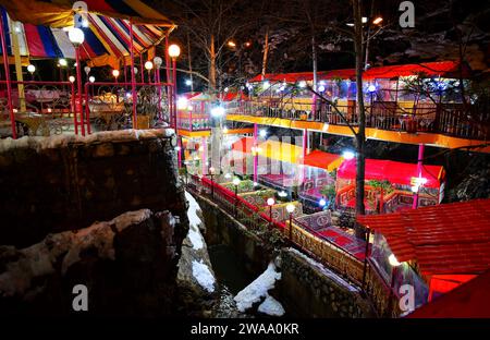 Teheran, Iran, Darband bedeutet „Tür des Berges“, ist früher ein Dorf in der Nähe von Tajrish, Shemiran mit Cafés und Restaurants. Stockfoto