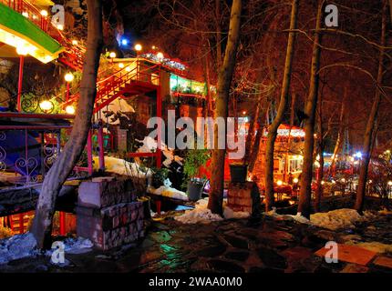 Teheran, Iran, Darband bedeutet „Tür des Berges“, ist früher ein Dorf in der Nähe von Tajrish, Shemiran mit Cafés und Restaurants. Stockfoto