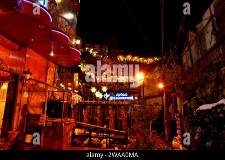 Teheran, Iran, Darband bedeutet „Tür des Berges“, ist früher ein Dorf in der Nähe von Tajrish, Shemiran mit Cafés und Restaurants. Stockfoto