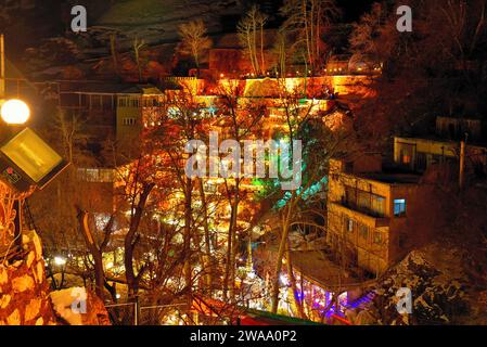 Teheran, Iran, Darband bedeutet „Tür des Berges“, ist früher ein Dorf in der Nähe von Tajrish, Shemiran mit Cafés und Restaurants. Stockfoto