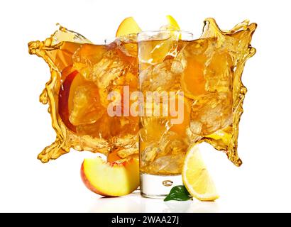 Pfirsich und Zitroneneistee mit Spritzer isoliert auf weißem Hintergrund Stockfoto