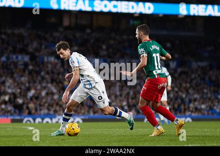 Mikel Oyarzabal von Real Sociedad tritt am 2. Januar 2024 in der reale Arena in San Sebastian in Spanien um den Ball mit Luis Rioja von Deportivo Alaves an Stockfoto