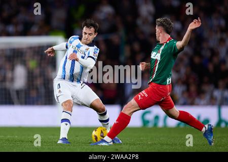 Martin Zubimendi von Real Sociedad tritt am 2. Januar 2024 in der reale Arena in San Sebastian in Spanien um den Ball an Stockfoto