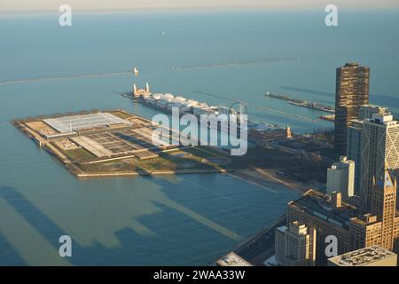 CHICAGO, IL - ETWA MÄRZ 2016: Navy Pier aus Sicht des John Hancock Center in Chicago. Chicago ist eine große Stadt in den Vereinigten Staaten von Amerika. Stockfoto