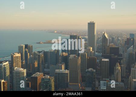 CHICAGO, IL - CA. MÄRZ 2016: Blick auf Chicago vom John Hancock Center. Chicago ist eine große Stadt in den Vereinigten Staaten von Amerika. Stockfoto