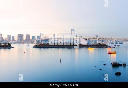 Tokio. Stadtbild von Tokio, Japan mit Regenbogenbrücke bei Sonnenuntergang. Stockfoto