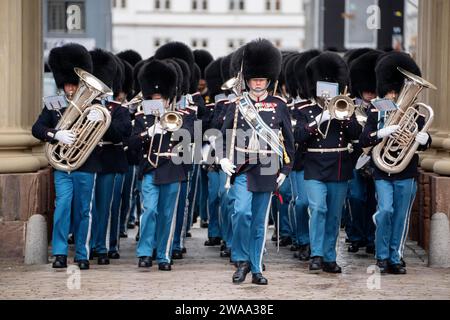 Kopenhagen, Hovedstaden, Dänemark. Januar 2024. Wachwechsel im Schloss Amalienborg, Ehrenwache im Königlich Dänischen Palast, nachdem Königin von Dänemark, MARGRETHE ||, ihre Abdankung angekündigt hatte, die für den 14. Januar, den 52. Jahrestag ihrer Thronbesteigung, vorgesehen war. (Kreditbild: © Andreas Stroh/ZUMA Press Wire) NUR REDAKTIONELLE VERWENDUNG! Nicht für kommerzielle ZWECKE! Stockfoto