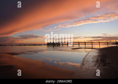 Der Kai von Francavilla al Mare bei einem herrlichen Sonnenaufgang Stockfoto