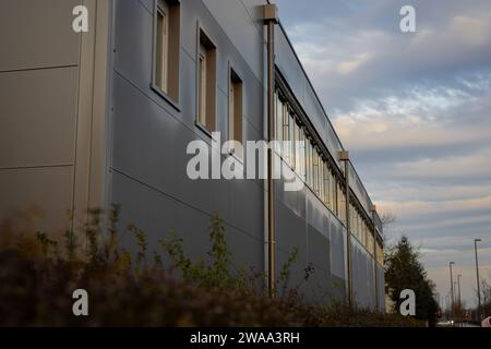 Moderne Blechplatten für Industriegebäude. Geripptes Metall und Isolierung von hinten für eine schnelle Deckschicht für ein Haus. Stockfoto