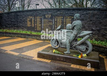 Denkmal für Joey Dunlop in einem Park in Ballymoney, einer kleinen Stadt in Nordirland. Malerischer Gedenkpark für einen legendären Motorradfahrer Stockfoto