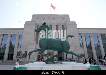 Lanzhou. Oktober 2023. Dieses Foto, das am 27. Oktober 2023 aufgenommen wurde, zeigt eine vergrößerte Replik einer alten Bronzestatue vor dem Gansu Provincial Museum in Lanzhou, der Hauptstadt der Provinz Gansu im Nordwesten Chinas. Die bronzene Pferdestatue, im Volksmund bekannt als „Bronze Galloping Horse treading on a Fliegende Schwalbe“, wurde in den 1960er Jahren am Leitai-Grab der östlichen Han-Dynastie (25-220 n. Chr.) in Wuwei von Gansu entdeckt und ist heute im Gansu Provincial Museum erhalten. Sein Image wurde 1983 zum Symbol des chinesischen Tourismus. Quelle: Wang Yuguo/Xinhua/Alamy Live News Stockfoto