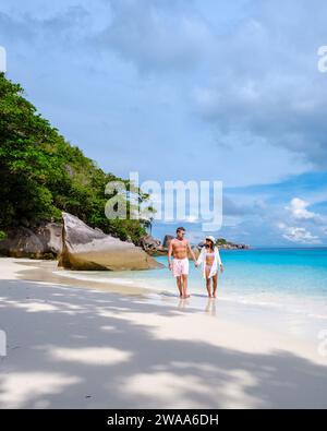 Ein paar Frauen und Männer entspannen am Strand in der Sonne auf den Similan Inseln in Thailand Phannga. Paare besuchen die Similan Inseln auf einer Bootsfahrt Stockfoto