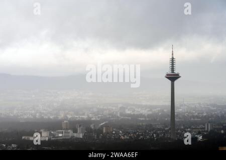 Europaturm, auch bekannt als Frankfurter Fernsehturm, das höchste Gebäude Frankfurts Stockfoto