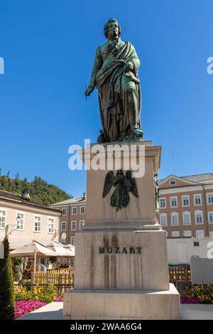 Denkmal des Komponisten Wolfgang Amadeus Mozart in Salzburg, Österreich Stockfoto