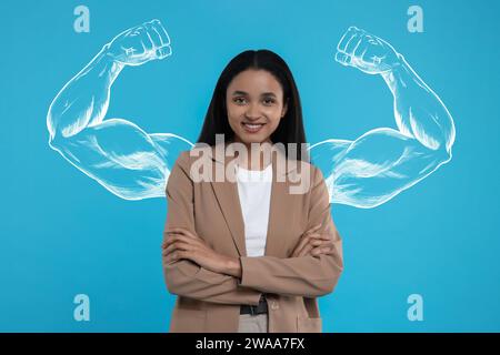 Glückliche Frau und Illustration von muskulösen Armen hinter ihr auf hellblauem Hintergrund Stockfoto