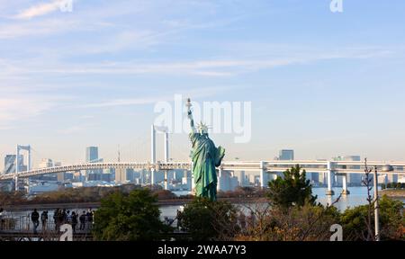 TOKIO; JAPAN - dezember 09: Freiheitsstatue in Odaiba am 09. Dezember 2023 in Tokio; Japan. Es ist eine große künstliche Insel in der Bucht von Tokio, Japan, gegenüber Stockfoto