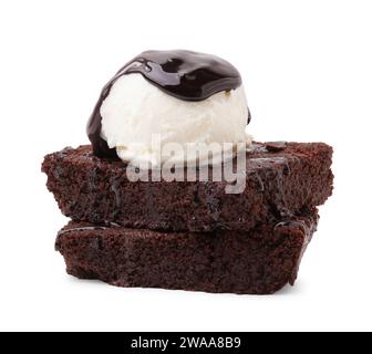 Köstliche Brownies mit Eis und Schokoladensoße isoliert auf weiß Stockfoto